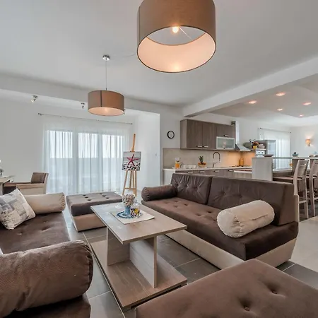Vila Dalmacija I *